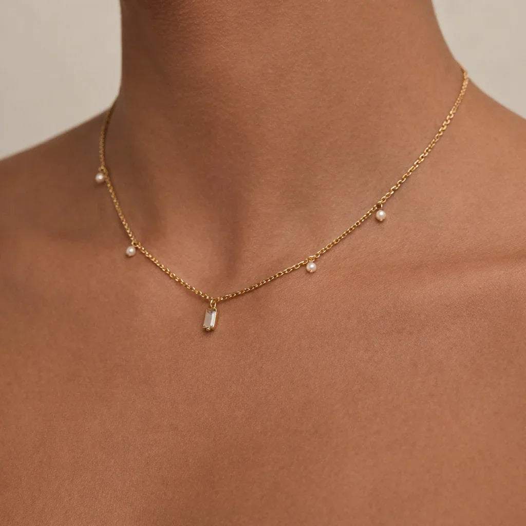 Collier Nina porté avec perles de culture et cristal discret, idée cadeau femme élégante facile à offrir – KoolKado